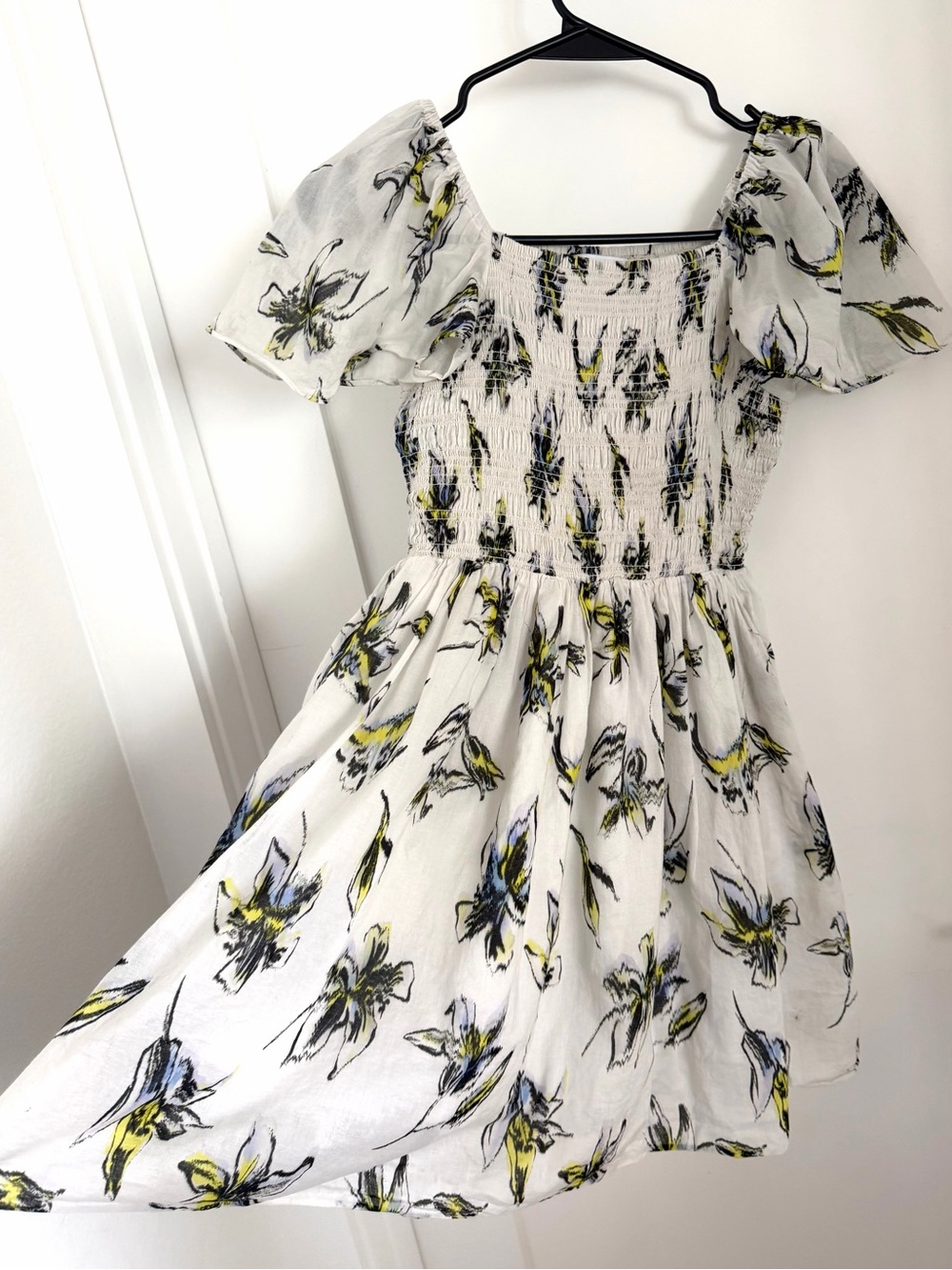 Tanya Taylor White Floral Smocked Top with Yellow & Black Accents Girls L Blue